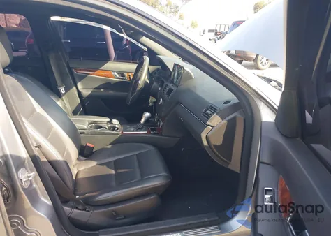 2010 Mercedes-Benz C 300 Luxury 4Matic/Sport 4Matic z USA, uszkodzony, nr VIN WDDGF8BB5AF416317